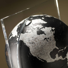 “Artico Black” Mappamondo da terra in cristallo e marmo